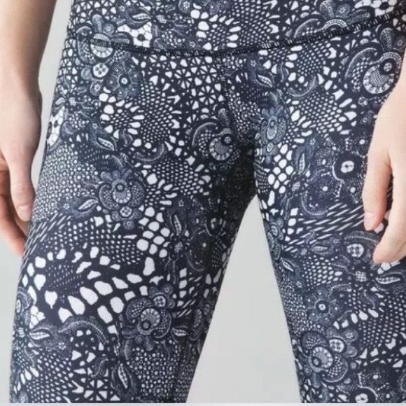 LULULEMON Pretty Lace Black White WUNDER UNDER Lattice Floral Crop Leggings Sz 6 - Picture 10 of 15